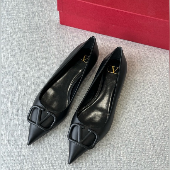 Valentino Garavani Shoes - Valentino VLogo ballet flats in leather. Black. Size 39.5. NIB